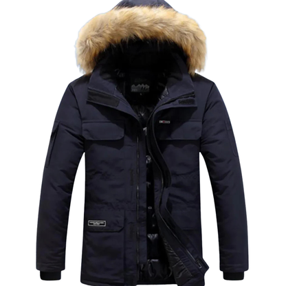 Arkadya Outlet Kurtka Parka Męska Ocieplana z Kapturem na Zimę to czarna męska kurtka zimowa z kapturem obszytym futrem z wykończeniem z brązowego sztucznego futra, przednimi kieszeniami, grubą izolacją i zamkiem błyskawicznym z przodu na chłodne dni.