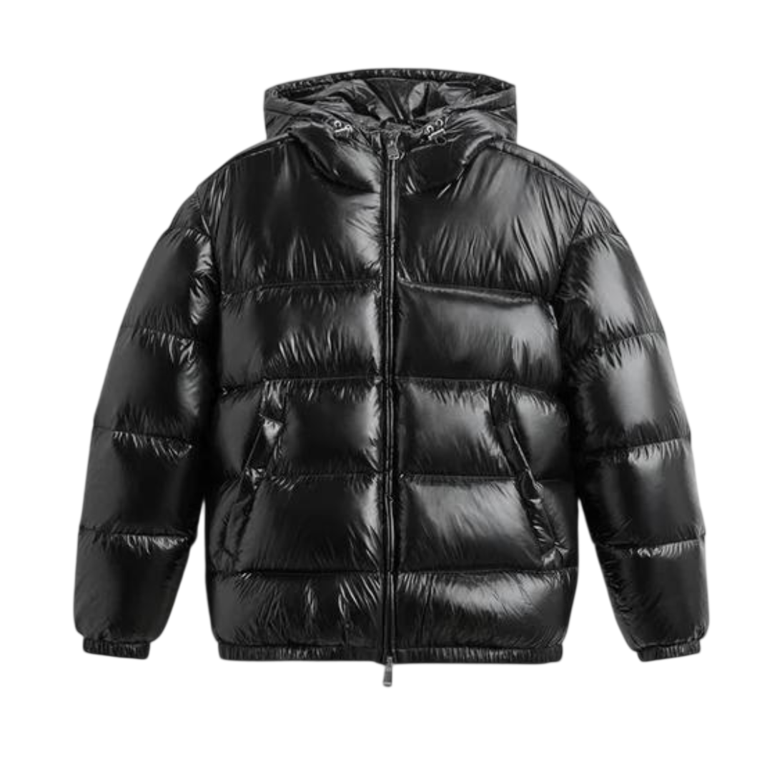 Arkadya Outlet Kurtka Pikowana Męska Krótka Długość Konstrukcja Komorowa to błyszcząca czarna męska kurtka pikowana z kapturem, zamkiem z przodu i poziomym pikowaniem, pokazana na jednolitym jasnym tle.