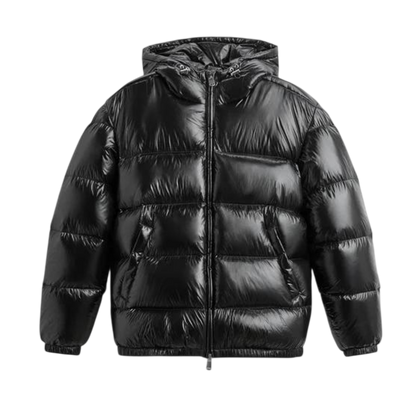 Arkadya Outlet Kurtka Pikowana Męska Krótka Długość Konstrukcja Komorowa to błyszcząca czarna męska kurtka pikowana z kapturem, zamkiem z przodu i poziomym pikowaniem, pokazana na jednolitym jasnym tle.