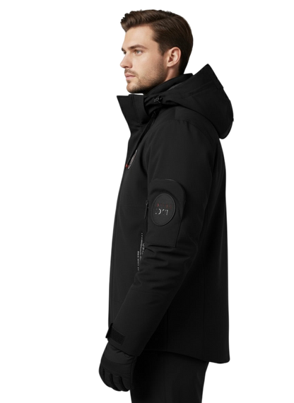 Mężczyzna o krótkich brązowych włosach stoi z profilu, ma na sobie Arkadya Outlet Kurtka Zewnętrzna Męska Wodoodporna Zapięcie na Zamek i czarne rękawiczki, na prostym białym tle.