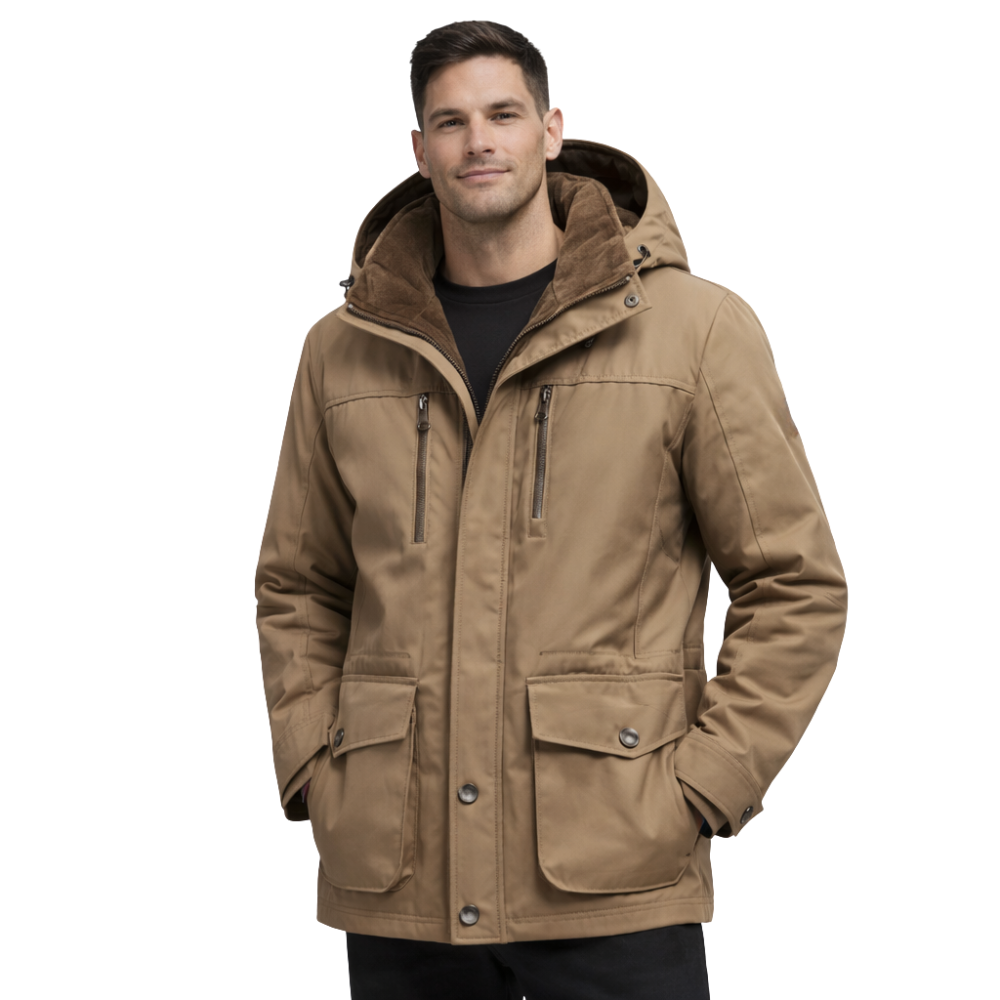 Uśmiechnięty mężczyzna z rękami w kieszeniach, ubrany w kurtkę Zimowa Męska z Kapturem i Kieszeniami Odzież Wierzchnia marki Arkadya Outlet - z kapturem i obszernymi kieszeniami z przodu. Ta ciepła kurtka jest idealna na chłodne dni.