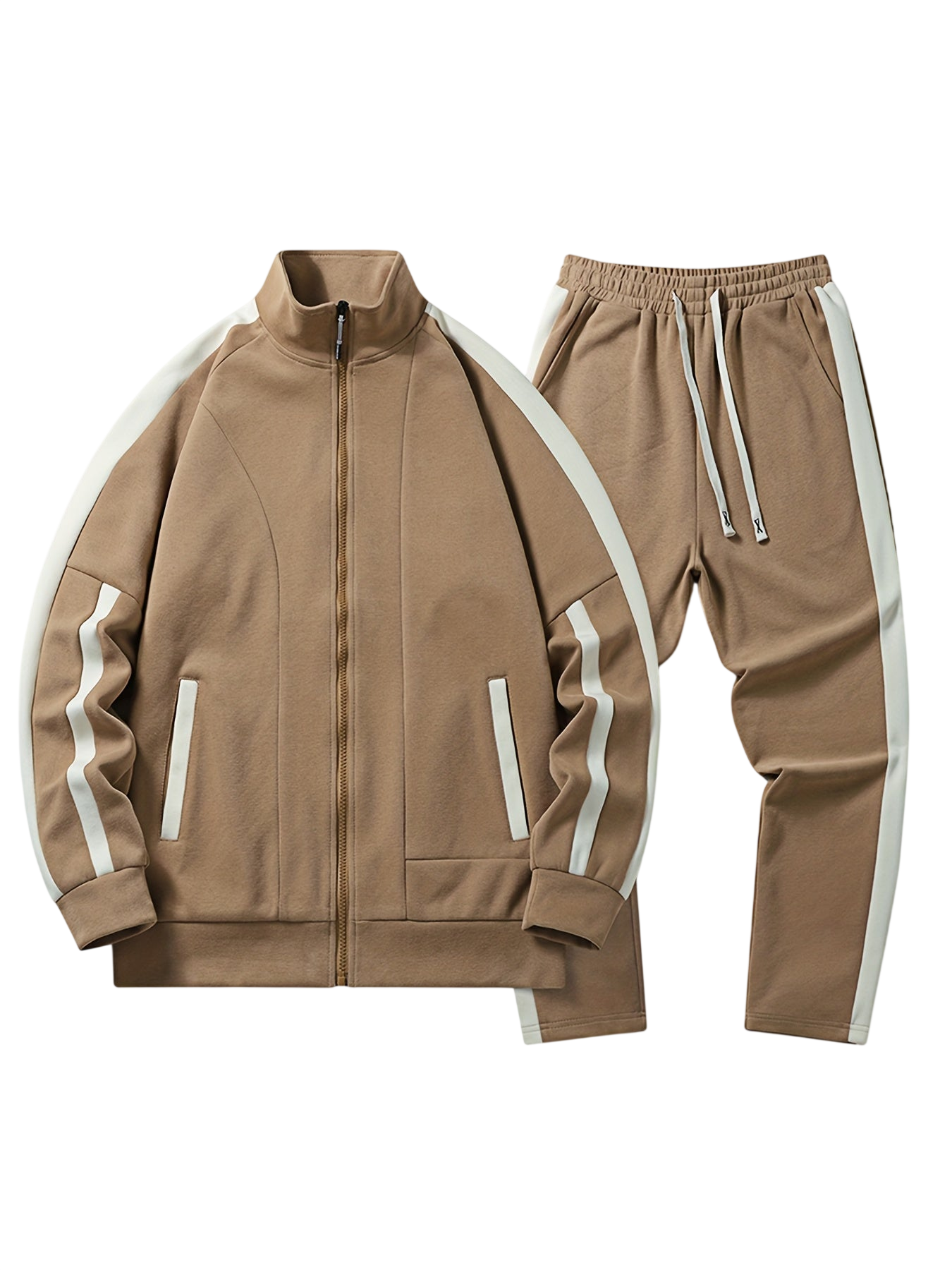 Arkadya Outlet Komplet dresowy męski dwuczęściowy codzienny strój to opalony dres z białymi paskami po bokach, składający się z zapinanej na zamek kurtki i spodni ze ściągaczami, oba z pasującymi białymi akcentami na rękawach i nogawkach spodni.