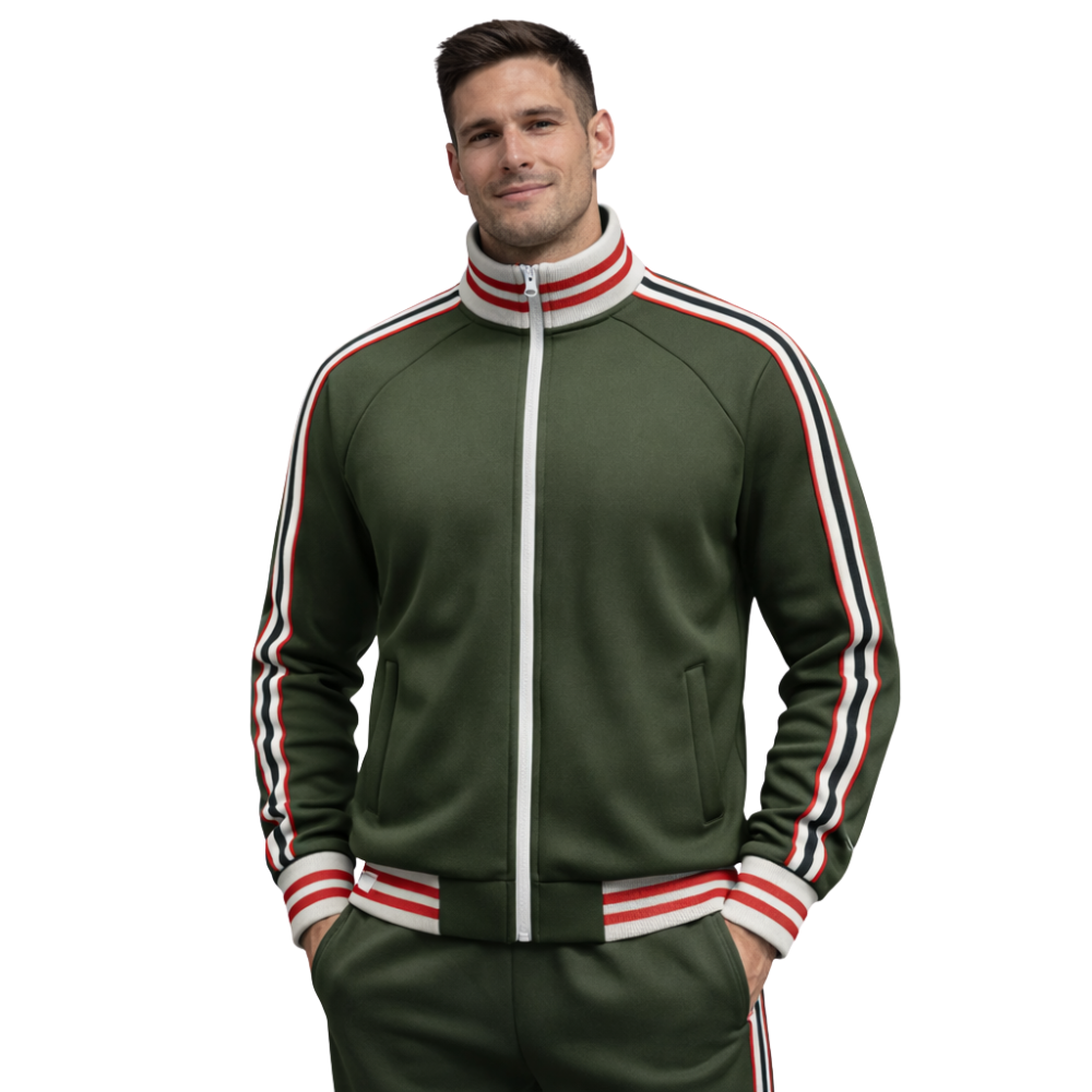 Uśmiechnięty mężczyzna z rękami w kieszeniach, ubrany w Arkadya Outlet Komplet dresowy męski dwuczęściowy zestaw do codziennego użytku - zielony w biało-czerwone paski - pozuje na białym tle.