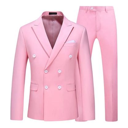 Arkadya Outlet Komplet Garniturowy Męski Dwurzędowy Luźny Krój to stylowy jasnoróżowy zestaw z dwurzędową marynarką z białymi guzikami i dopasowanymi spodniami, przedstawiony na gładkim białym tle.