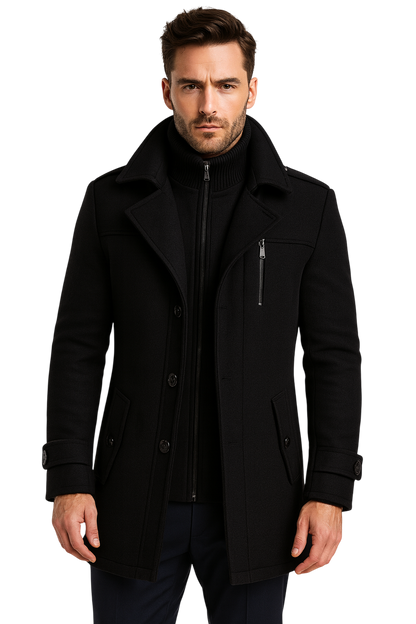Mężczyzna modeluje Arkadya Outlet Męski Płaszcz, jesienno-zimowy płaszcz z długim rękawem, założony na czarny golf zapinany na zamek błyskawiczny na jednolitym jasnym tle.
