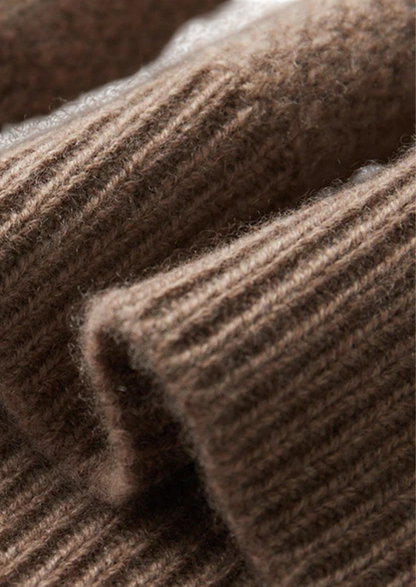 Zbliżenie na sweter męski dekolt okrągły warkoczowy Arkadya Outlet z widoczną prążkowaną fakturą i szczegółowymi szwami, które podkreślają jego ciepło, wygodę i wysokiej jakości wykonanie. Idealny do noszenia przez cały rok w standardowym kroju.