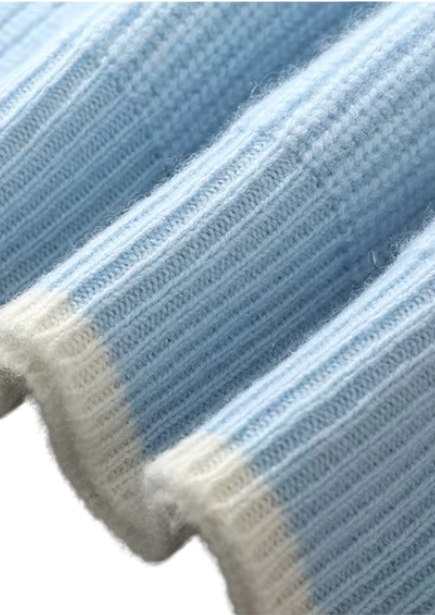 Zbliżenie na jasnoniebieską, prążkowaną dzianinę "Sweter męski dekolt okrągły prążkowana dzianina standardowy krój" marki Arkadya Outlet, z białymi wykończeniami i szczegółową fakturą.