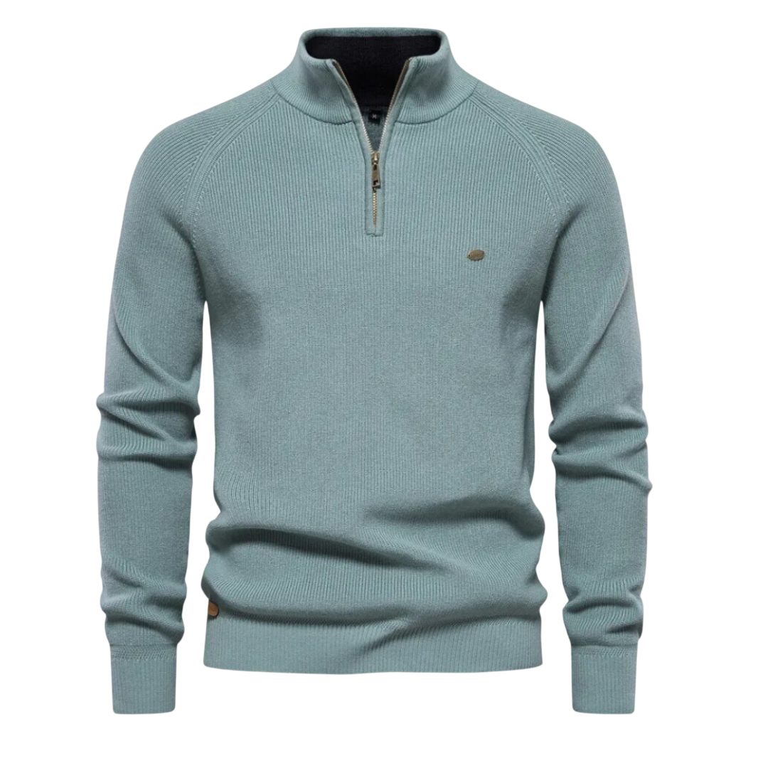 Jasnoniebieski męski sweter dzianinowy z zamkiem; ujęcie na modelu z przodu.