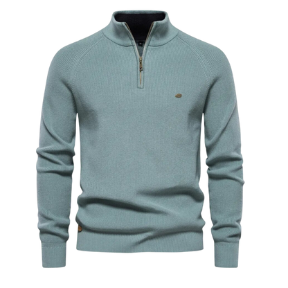 Jasnoniebieski męski sweter dzianinowy z zamkiem; ujęcie na modelu z przodu.