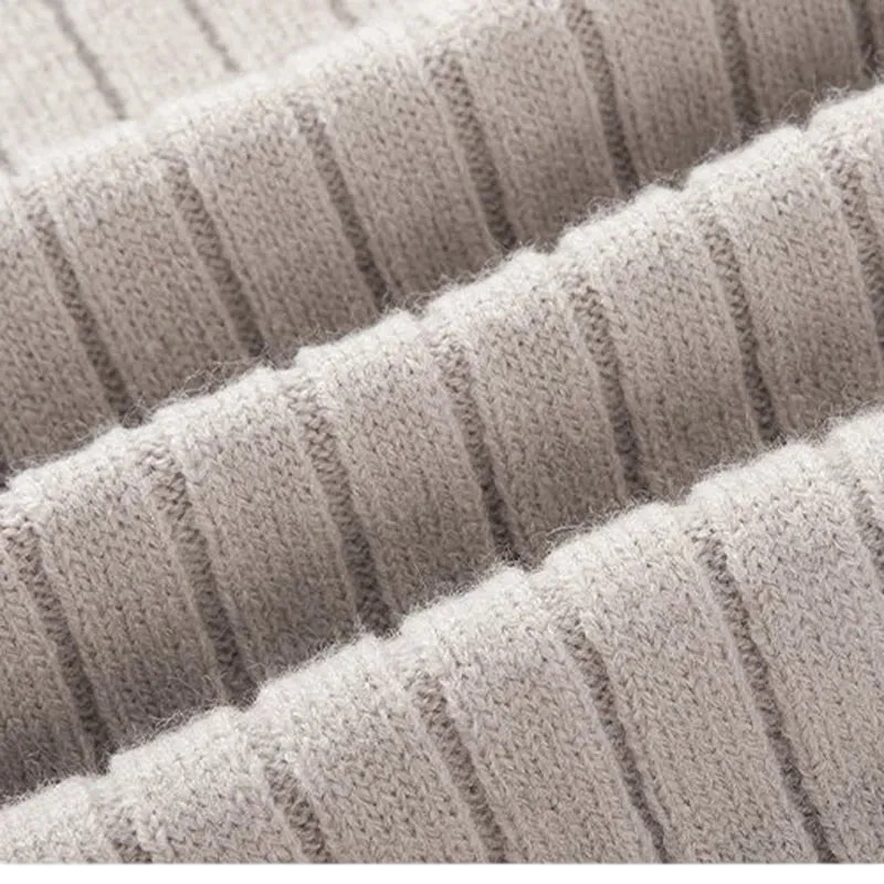 Zbliżenie na beżowy prążkowany półzamek męski Sweter marki Arkadya Outlet, podkreślający teksturowane linie i miękki materiał, dopasowany krój, stójkę i długie rękawy.