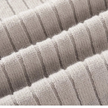 Zbliżenie na beżowy prążkowany półzamek męski Sweter marki Arkadya Outlet, podkreślający teksturowane linie i miękki materiał, dopasowany krój, stójkę i długie rękawy.