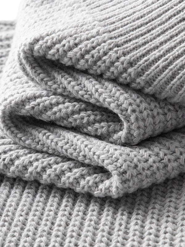 Jasnoszary męski sweter dzianinowy o luźnym kroju, kołnierz z zamkiem, miękka struktura, długi rękaw