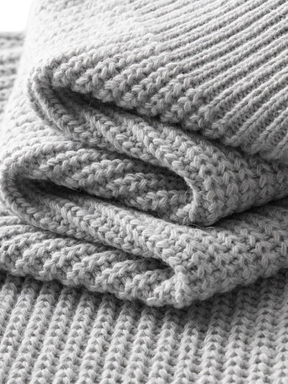 Jasnoszary męski sweter dzianinowy o luźnym kroju, kołnierz z zamkiem, miękka struktura, długi rękaw