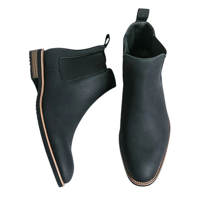 Botki męskie Arkadya Outlet w stylu Chelsea na chłód w kolorze czarnym, z elastycznymi panelami bocznymi, brązowym wykończeniem podeszwy i zakładkami, pokazane z boku i z góry na białym tle.