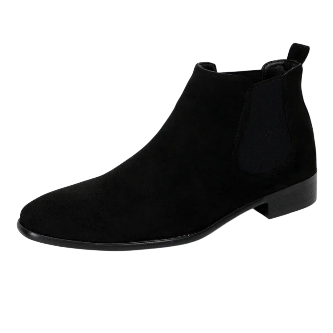 Botki męskie wsuwane z kwadratowym noskiem i niskim obcasem marki Arkadya Outlet, w czarnym zamszu, z elastycznymi panelami i pętelką z tyłu, prezentowane na białym tle.