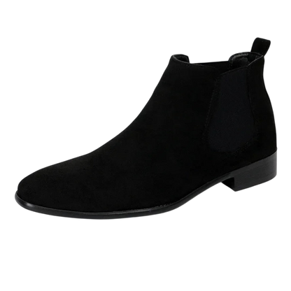 Botki męskie wsuwane z kwadratowym noskiem i niskim obcasem marki Arkadya Outlet, w czarnym zamszu, z elastycznymi panelami i pętelką z tyłu, prezentowane na białym tle.