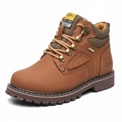 Pojedyncze Arkadya Outlet Męskie buty zimowe wodoodporne ocieplane obuwie na chłodne dni w kolorze brązowym, z chropowatym bieżnikiem, metalowymi oczkami, brązowymi sznurowadłami, wyściełanym kołnierzem i metką na języku, wyświetlaną na białym tle.