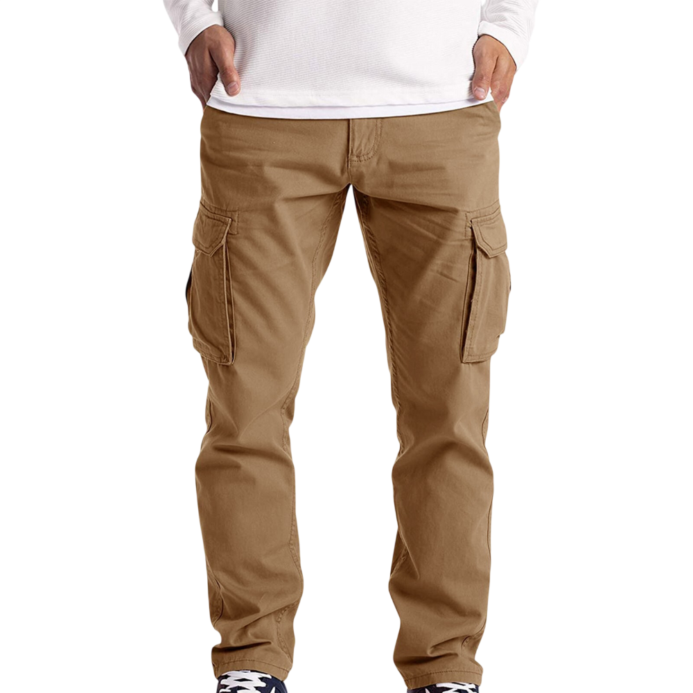 Mężczyzna w Spodnie cargo męskie luźny krój z kieszeniami na dzień codzienny Arkadya Outlet, białej koszuli z długim rękawem i czarno-białych sneakersach stoi na prostym tle - idealny do noszenia na co dzień.