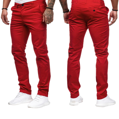 Mężczyzna modeluje Arkadya Outlet Męskie spodnie (dopasowany krój, prosta nogawka) z przodu i z tyłu, w połączeniu z białymi trampkami na jednolitym jasnoszarym tle. Widoczna jest tylko dolna część tułowia i nogi.