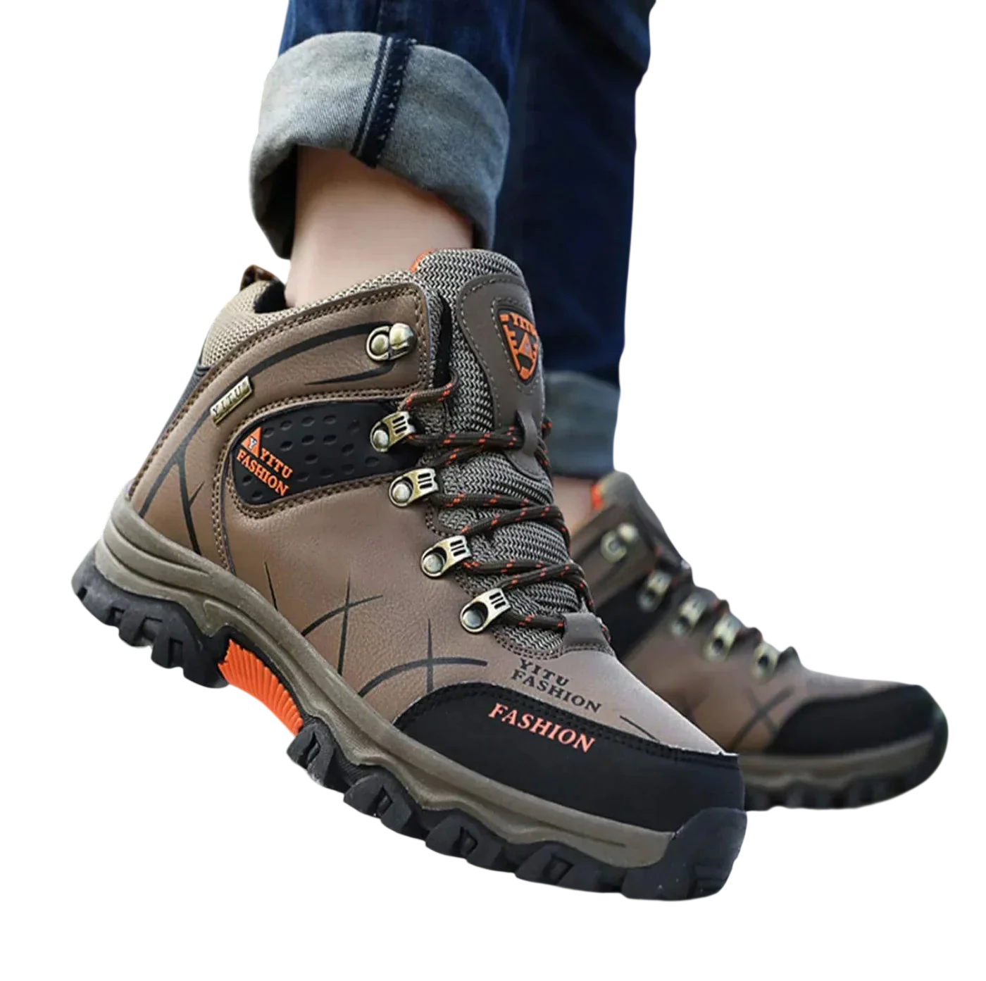 Osoba w męskie buty wodoodporna konstrukcja ergonomiczna podeszwa Arkadya Outlet z pomarańczowymi detalami wchodzi na skałę na zewnątrz, dżinsy podwinięte za kostki i rozmyte drzewa w tle.