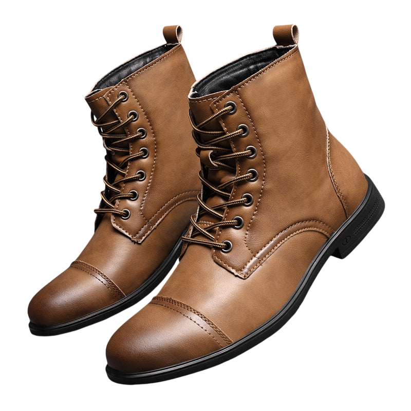 Para butów Arkadya Outlet: męskie buty z wysoką cholewką i wiązaniem, w brązowym kolorze z czarną podeszwą, ustawione na kafelkach - jeden stojący pionowo, drugi przechylony oparty o biały blok.