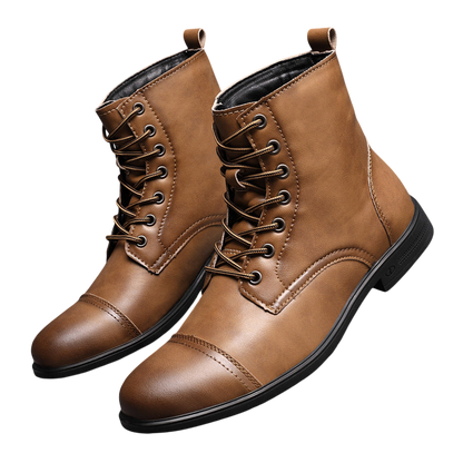 Para butów Arkadya Outlet: męskie buty z wysoką cholewką i wiązaniem, w brązowym kolorze z czarną podeszwą, ustawione na kafelkach - jeden stojący pionowo, drugi przechylony oparty o biały blok.