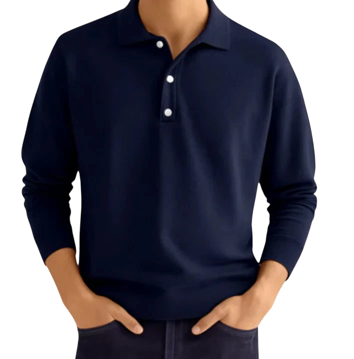 Mężczyzna w koszulce Arkadya Outlet Koszulka polo męska długi rękaw półguziki kołnierz wzór z trzema białymi guzikami stoi z rękami w ciemnych kieszeniach spodni na jednolitym jasnym tle.