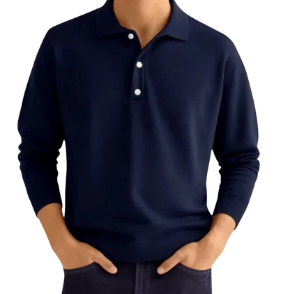 Mężczyzna w koszulce Arkadya Outlet Koszulka polo męska długi rękaw półguziki kołnierz wzór z trzema białymi guzikami stoi z rękami w ciemnych kieszeniach spodni na jednolitym jasnym tle.