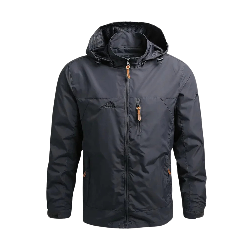 Lekka wiatrówka męska Arkadya Outlet w kolorze czarnym, z kapturem, pełnym zamkiem, kieszenią na piersi i dwiema bocznymi kieszeniami. Brązowe uchwyty suwaków i długie rękawy. Prezentowana na białym tle.