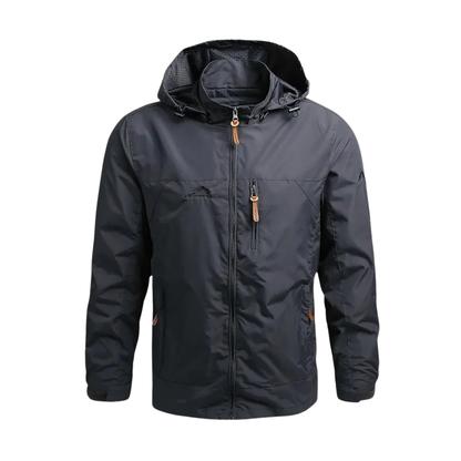 Lekka wiatrówka męska Arkadya Outlet w kolorze czarnym, z kapturem, pełnym zamkiem, kieszenią na piersi i dwiema bocznymi kieszeniami. Brązowe uchwyty suwaków i długie rękawy. Prezentowana na białym tle.