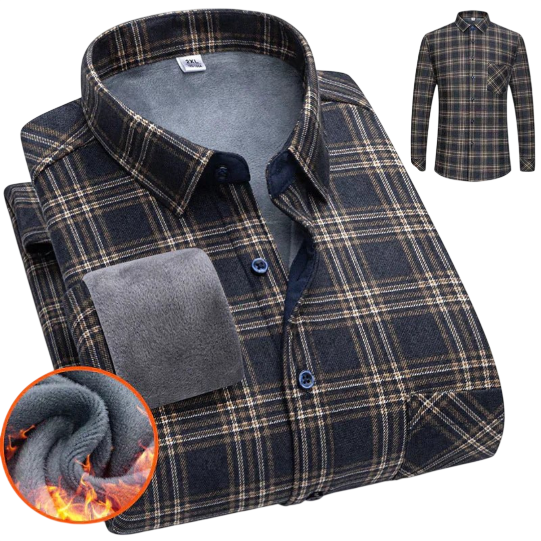 Złożona Koszula męska zapinana na guziki długi rękaw krój luźny Arkadya Outlet, flanela w kratę z niebiesko-beżową kratką i miękką podszewką z szarego polaru. Wstawka z płomieniami pokazuje jej właściwości termiczne; w tle pojawia się rozłożona koszula na co dzień.