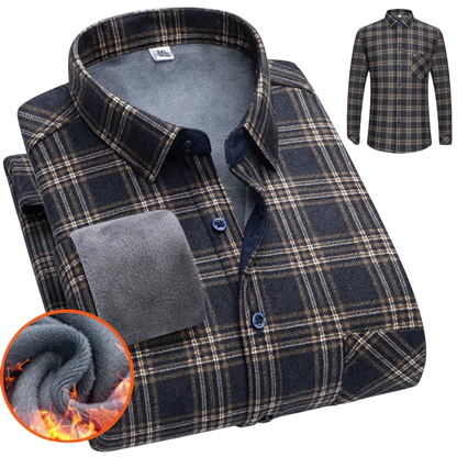 Złożona Koszula męska zapinana na guziki długi rękaw krój luźny Arkadya Outlet, flanela w kratę z niebiesko-beżową kratką i miękką podszewką z szarego polaru. Wstawka z płomieniami pokazuje jej właściwości termiczne; w tle pojawia się rozłożona koszula na co dzień.