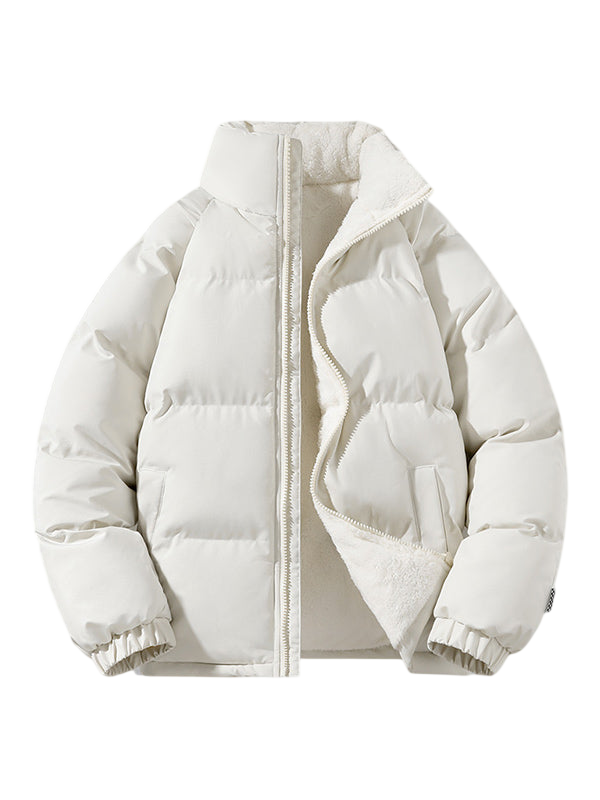 Arkadya Outlet Kurtka Męska Pikowana Konstrukcja Z Przymocowanym Kapturem to jasnobeżowa, pikowana kurtka męska z zamkiem błyskawicznym z przodu, dwiema bocznymi kieszeniami, wnętrzem wyściełanym polarem, wysokim kołnierzem, kapturem i elastycznymi mankietami, przedstawiona na gładkim szarym tle.