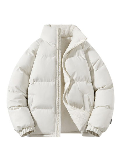 Arkadya Outlet Kurtka Męska Pikowana Konstrukcja Z Przymocowanym Kapturem to jasnobeżowa, pikowana kurtka męska z zamkiem błyskawicznym z przodu, dwiema bocznymi kieszeniami, wnętrzem wyściełanym polarem, wysokim kołnierzem, kapturem i elastycznymi mankietami, przedstawiona na gładkim szarym tle.