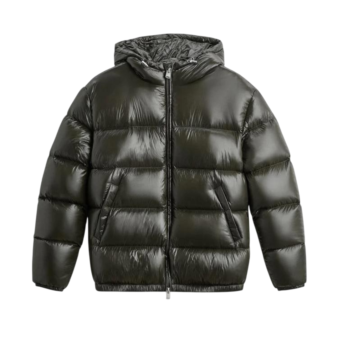 Arkadya Outlet Kurtka Pikowana Męska Krótka Długość Konstrukcja Komorowa w błyszczącym ciemnozielonym kolorze ma kaptur, zamek błyskawiczny z przodu i dwie boczne kieszenie, pokazane na jednolitym jasnym tle.