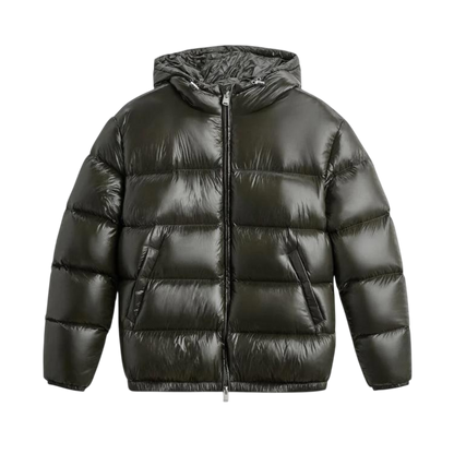 Arkadya Outlet Kurtka Pikowana Męska Krótka Długość Konstrukcja Komorowa w błyszczącym ciemnozielonym kolorze ma kaptur, zamek błyskawiczny z przodu i dwie boczne kieszenie, pokazane na jednolitym jasnym tle.