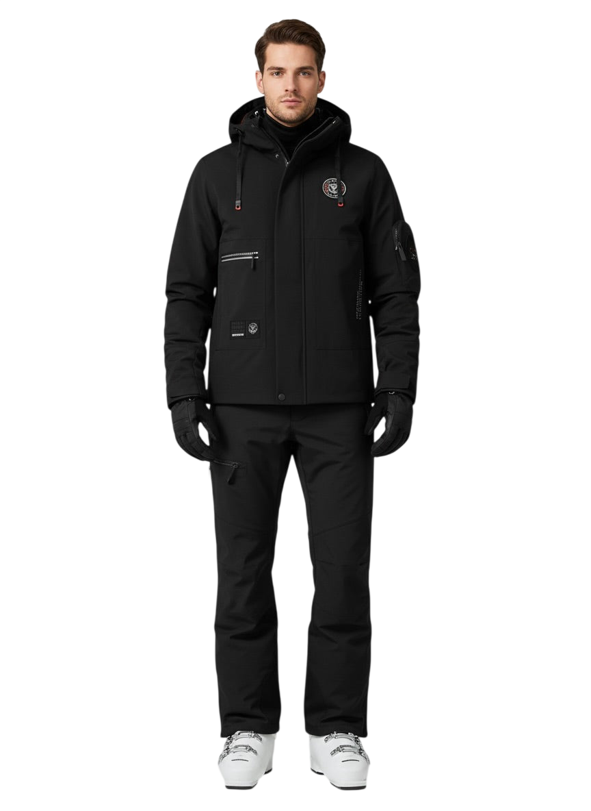 Mężczyzna zwrócony twarzą do przodu w zwykłym białym stroju, ubrany w kurtkę Arkadya Outlet Kurtka Zewnętrzna Męska Wodoodporna Zapięcie na Zamek z kapturem, kieszeniami, naszywką na piersi, czarnymi spodniami, rękawiczkami i białymi butami narciarskimi.