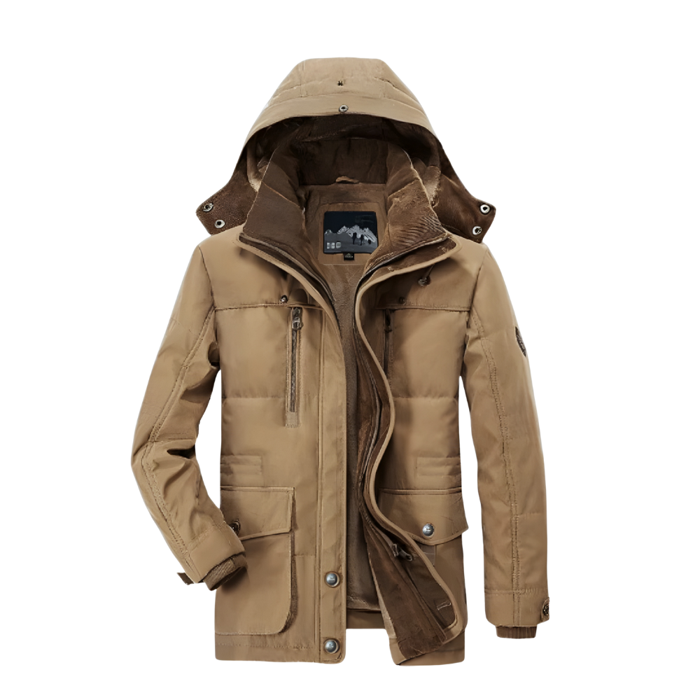 Kurtka Zimowa Męska z Kapturem i Kieszeniami Arkadya Outlet to tan odzież wierzchnia z licznymi kieszeniami, brązową podszewką oraz zapięciem na zamek i guziki, prezentowana na białym tle.