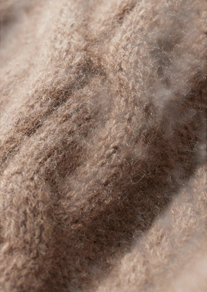 Zbliżenie na miękką, brązową, rozmytą teksturę i faliste włókna Arkadya Outlet Sweter męski dekolt okrągły warkoczowy standardowy krój całoroczny.