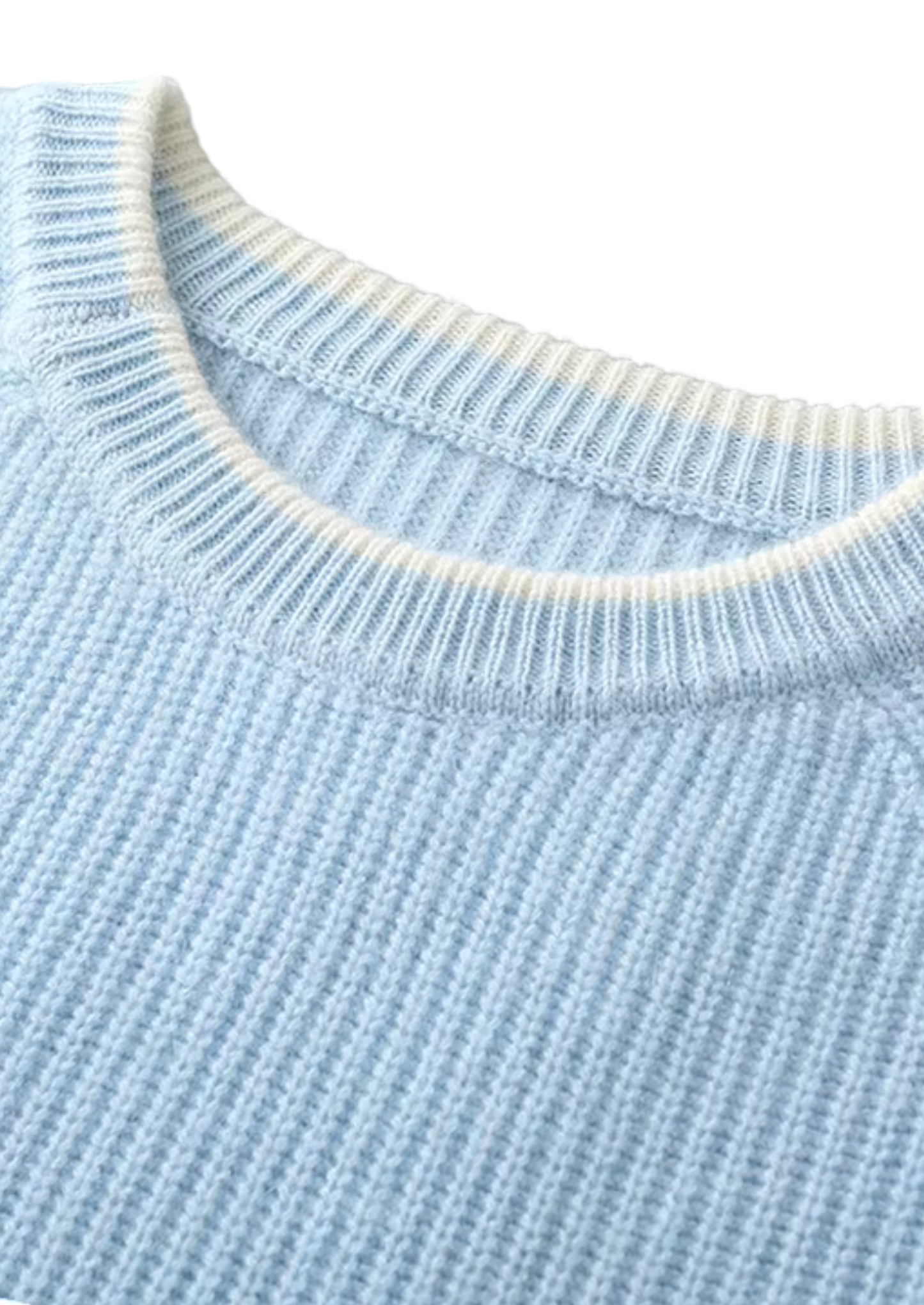 Arkadya Outlet Sweter męski dekolt okrągły prążkowana dzianina standardowy krój w kolorze jasnoniebieskim z białym wykończeniem kołnierzyka. Prążkowana dzianina i przeszycia są widoczne na gładkim tle.