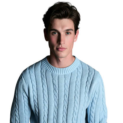 Młody mężczyzna o krótkich brązowych włosach nosi Arkadya Outlet Sweter męski dzianinowy dekolt okrągły długi rękaw regularny krój, stojąc na prostym białym tle i patrząc w kamerę z neutralnym wyrazem twarzy.