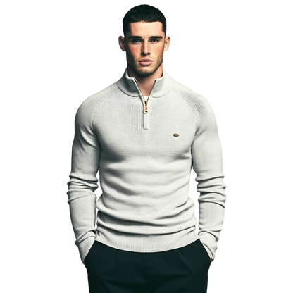 Męski sweter z półzamkiem, kolor biały; widok z przodu na modelu.