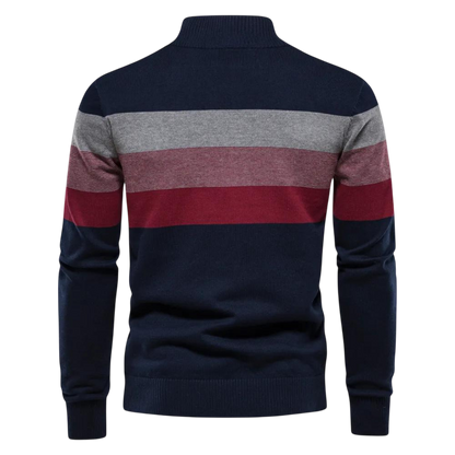Widok z tyłu swetra Arkadya Outlet męski półzamek długi rękaw fason pulower, prezentujący granatowe, szare i bordowe bloki z prążkowanymi wykończeniami - idealny jako warstwa termoizolacyjna dla ciepła.