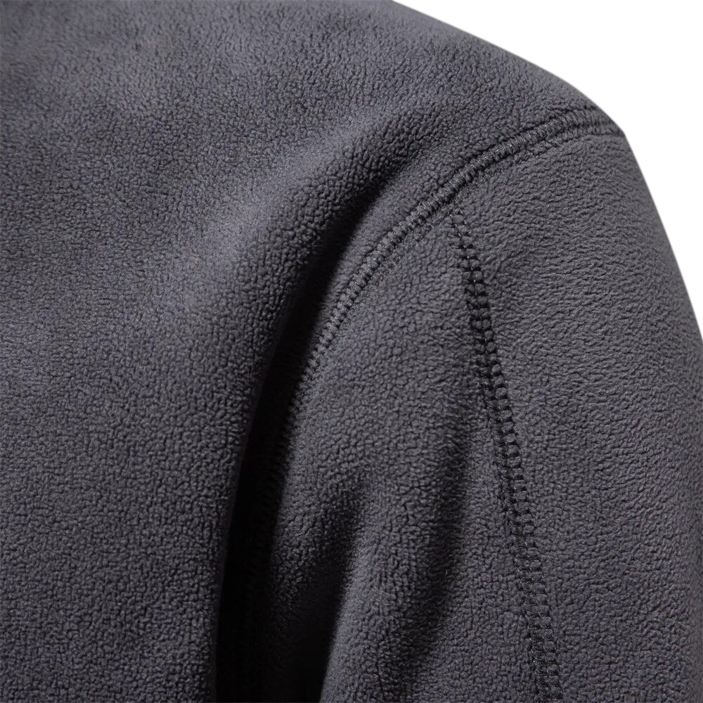 Antracytowy męski sweter polarowy z zamkiem 1/4 i stójką, gładka struktura, długi rękaw, casualowy styl