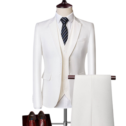 Komplet trzyczęściowy męski dopasowany zestaw odzieży z Outletu Arkadya jest prezentowany na manekinie z dopasowaną marynarką, kamizelką, koszulą, krawatem, spodniami i brązowymi butami na gładkim tle dla formalnego wyglądu.