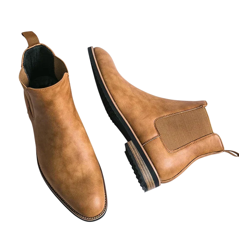 Para tan Arkadya Outlet Botki Chelsea męskie zimowe styl Chelsea na chłód z elastycznymi panelami bocznymi i zakładką do ściągania, pokazana na białym tle - jeden but jest wyprostowany, drugi leży na boku, aby pokazać podeszwę.