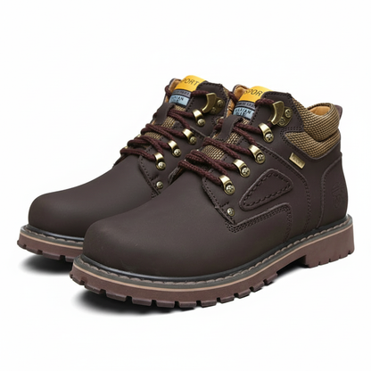 Para męskich butów Arkadya Outlet zimowe wodoodporne ocieplane obuwie na chłodne dni, z grubymi gumowymi podeszwami, metalowymi oczkami, bordowymi sznurowadłami i brązowymi wyściełanymi kołnierzami, są umieszczone obok siebie na białym tle.