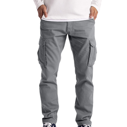 Mężczyzna w Arkadia Outlet Spodnie cargo męskie luźny krój z kieszeniami na dzień codzienny, białej koszuli z długim rękawem i granatowych sneakersach stoi na prostym białym tle.