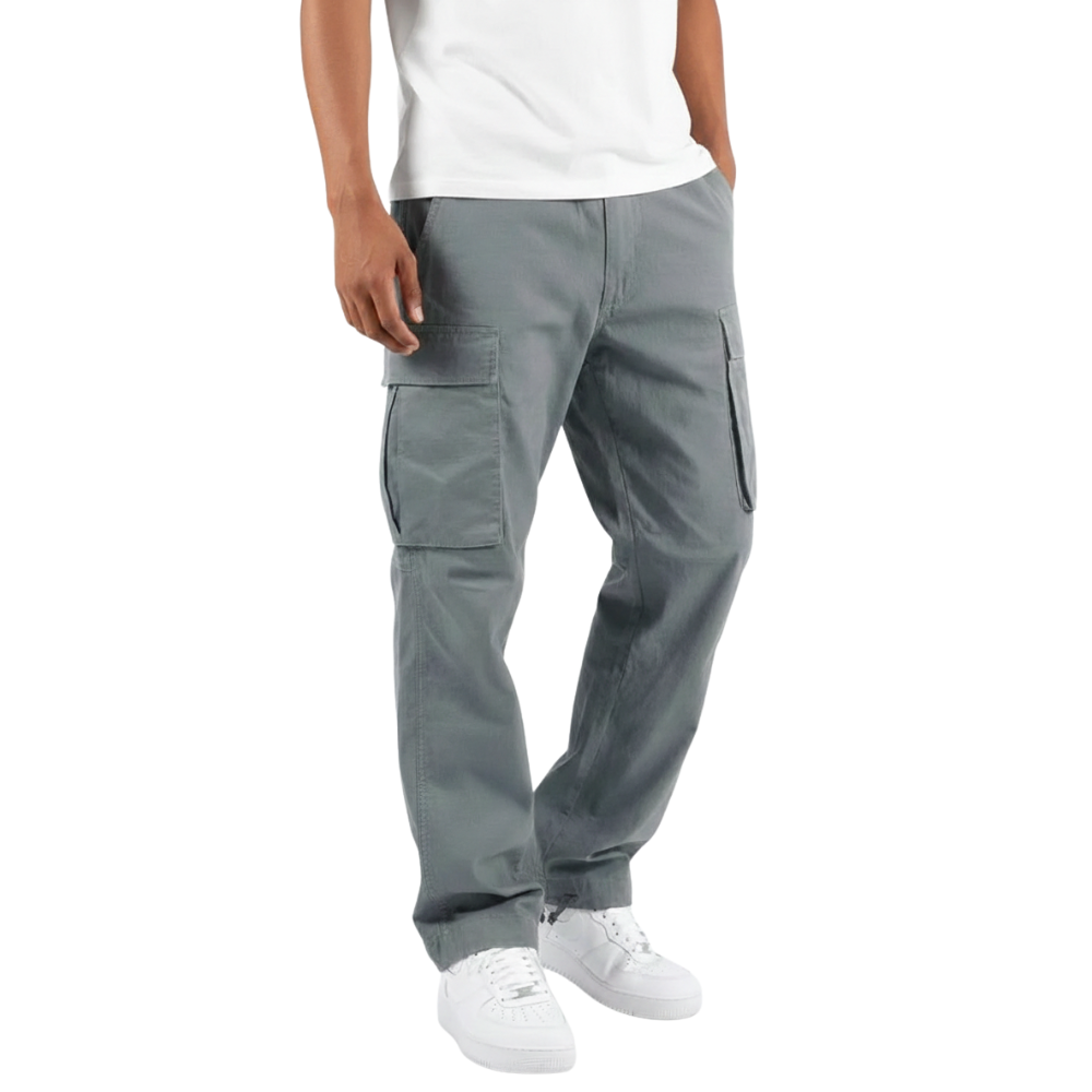 Osoba nosi Arkadya Outlet Spodnie cargo męskie prosta nogawka z wieloma kieszeniami w kolorze szarym, białą koszulkę i białe trampki, stojąc z rozluźnionymi rękami. Obraz jest przycięty na ramionach i stopach.