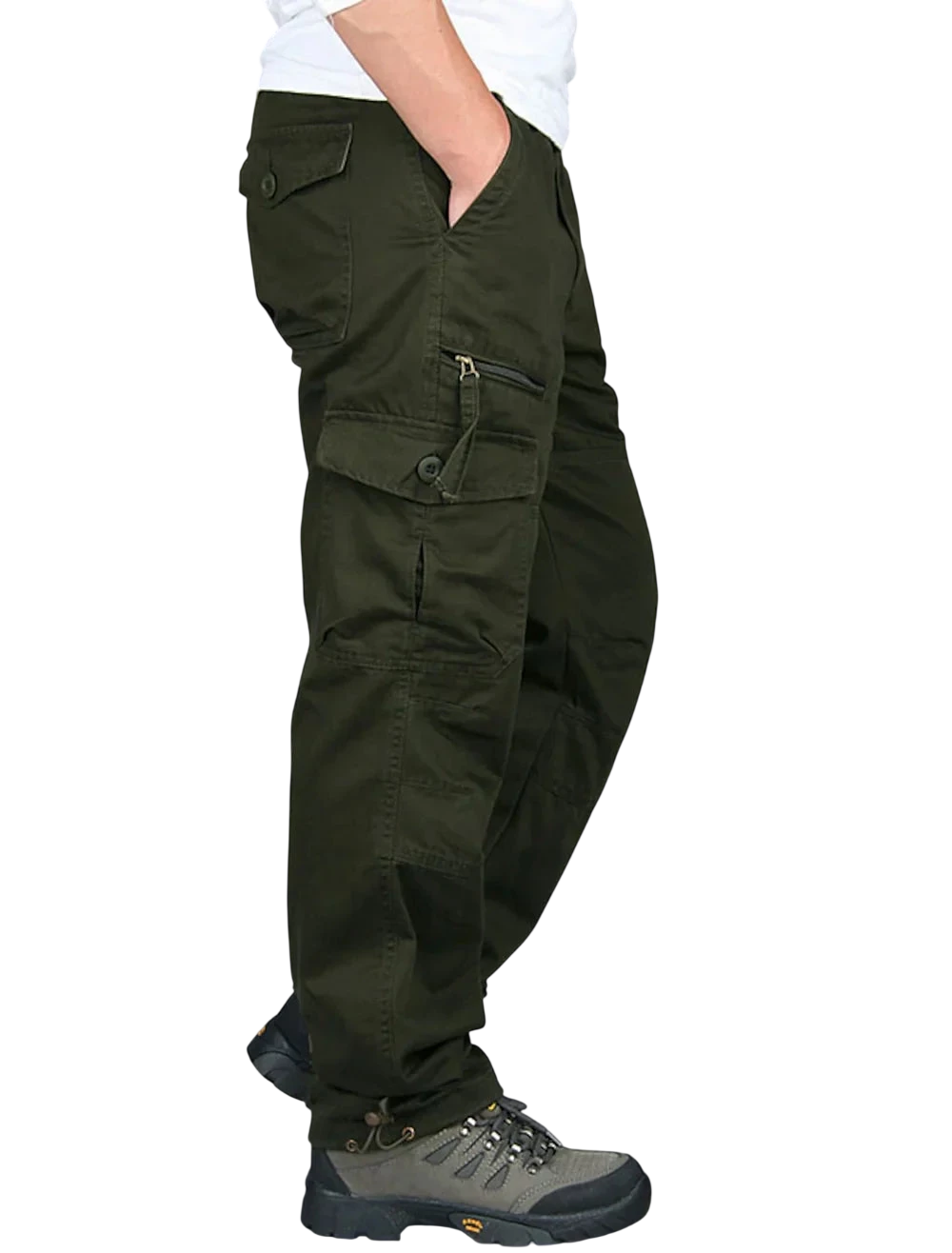 Mężczyzna w białej koszuli i ciemnych butach turystycznych, stojący bokiem z rękami w kieszeniach, nosi Arkadya Outlet spodnie cargo męskie prosta nogawka z kieszeniami i zamkiem dla wygodnego, stylowego wyglądu.